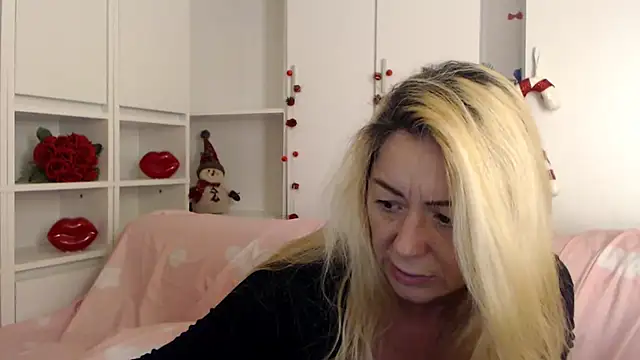 _karolynesyera_'s Live XXX Chat