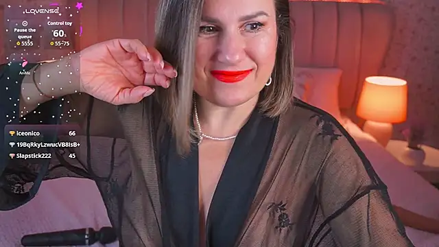 Chat +18 de KiraRoxx ao vivo