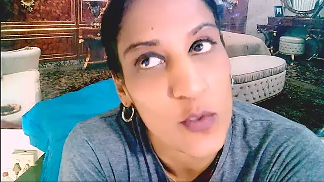 IndianSexcSmyle's Live XXX Chat