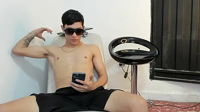 ZafiroAndFlynn Show in webcam