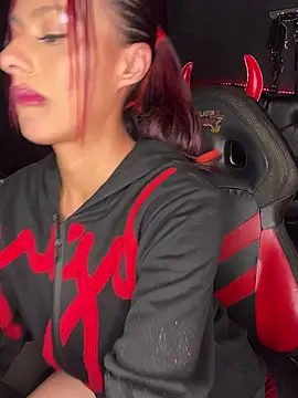 Emilyy-18's Live XXX Chat