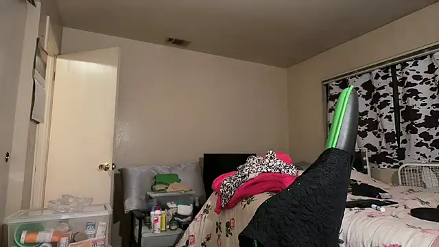 -Yagurlwest's Live XXX Chat