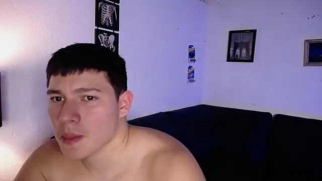 JamesCr_ Adlı Modelin Canlı XXX Sohbeti