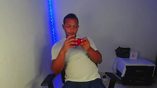 Pokazy przed kamerką – Gooss_cum