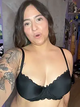 Show modela Nikkiluvv7 na web-kameri