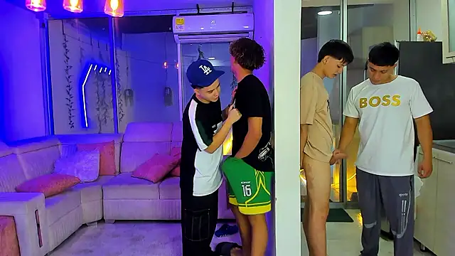 Houseofwarrios: διαδικτυακό σόου στην κάμερα