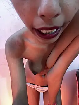 Small_Titss' Live XXX Chat