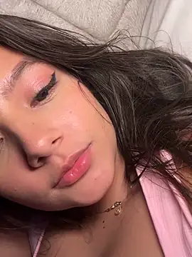 EmmiiGlow's Webcam Show