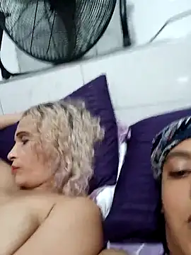 2Juicy_pussy's Live XXX Chat