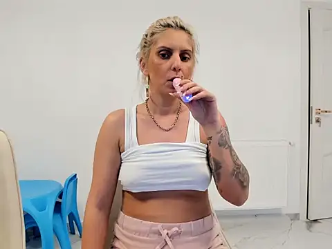 EvelynEvyyy Chat XXX in diretta