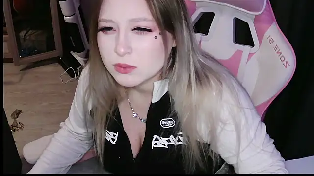 Emiliaaah Adlı Modelin Canlı XXX Sohbeti