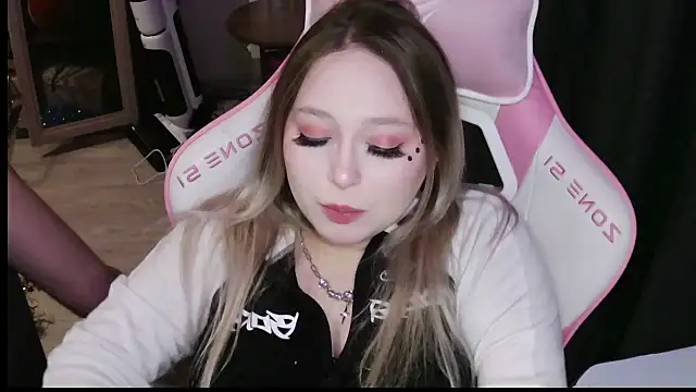 Emiliaaah: онлайн-секс-чат