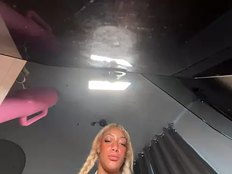 teethelightskinbarbie: онлайн-секс-чат