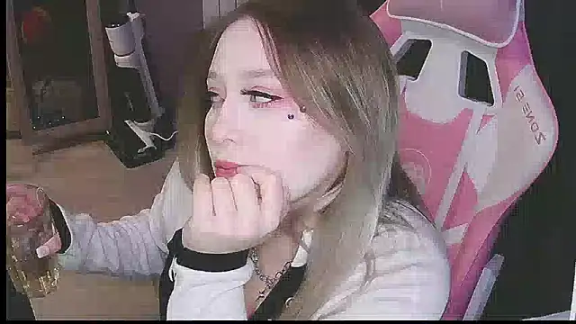 Emiliaaah's Live XXX Chat