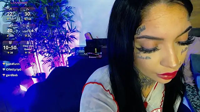 Chat XXX en directo de CreamyInkky_