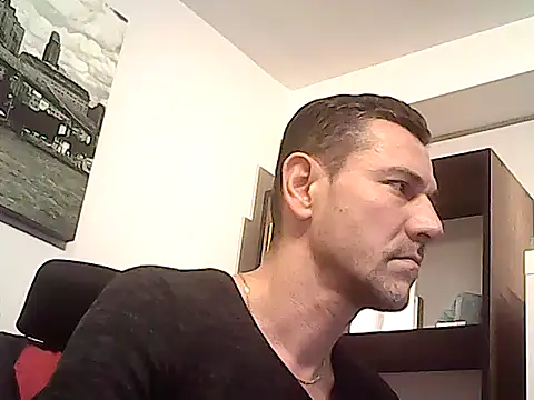 mastercharisma35: διαδικτυακό σόου στην κάμερα