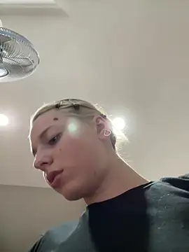 LoraaDoll: онлайн-секс-чат