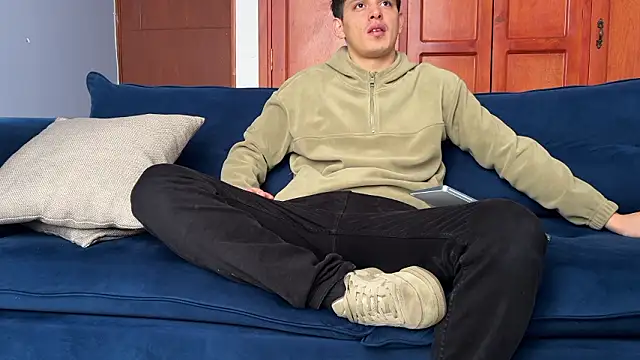 Enzho_liam: διαδικτυακό σόου στην κάμερα