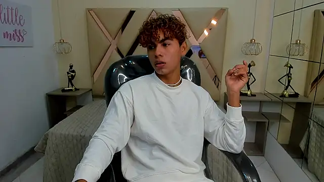 Anyelo_Twink: διαδικτυακό σόου στην κάμερα