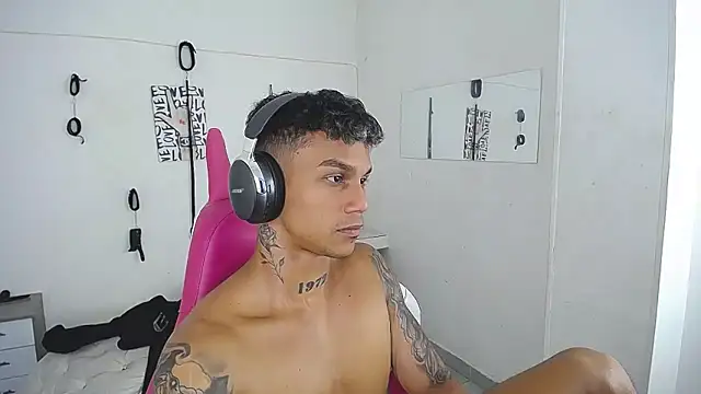 Leonard_Price Live XXX Chat