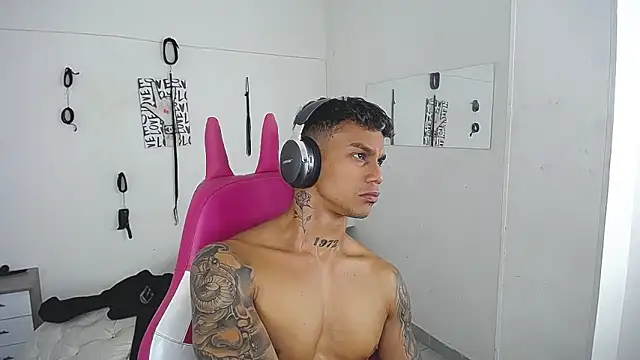 Leonard_Price's Live XXX Chat