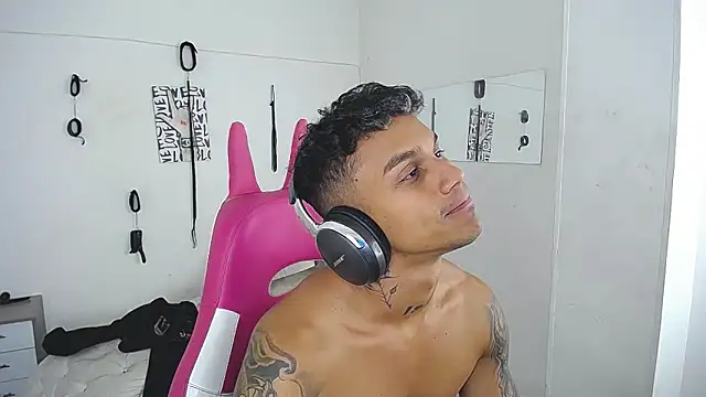 Leonard_Price Adlı Modelin Canlı XXX Sohbeti