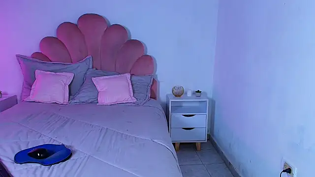 MiaColucci18's Live XXX Chat