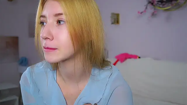 SunnivaCovil: διαδικτυακό σόου στην κάμερα