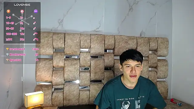 LucyyLeo's Live XXX Chat