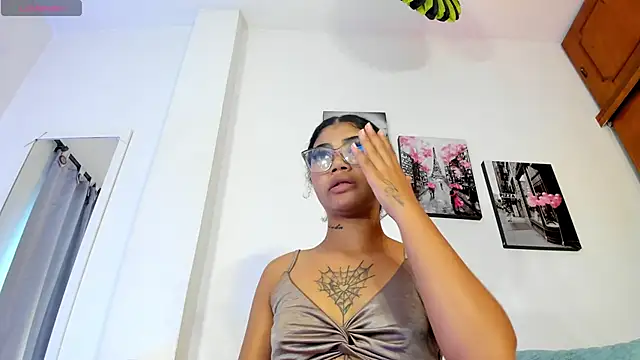 PauleteW10's Live XXX Chat