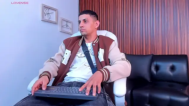 Czat XXX na żywo – Alex_cute77