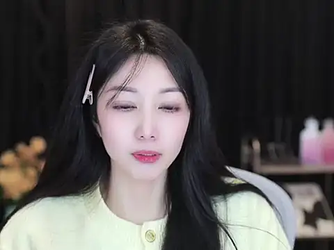 Nuyoah-77's Live XXX Chat