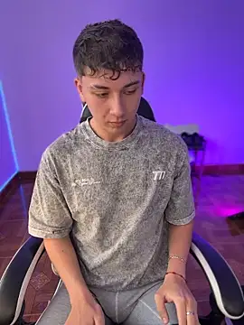 oliver_kyy élő XXX-chatje