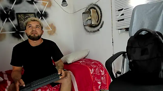 StephaniaAndRandy Chat XXX in diretta