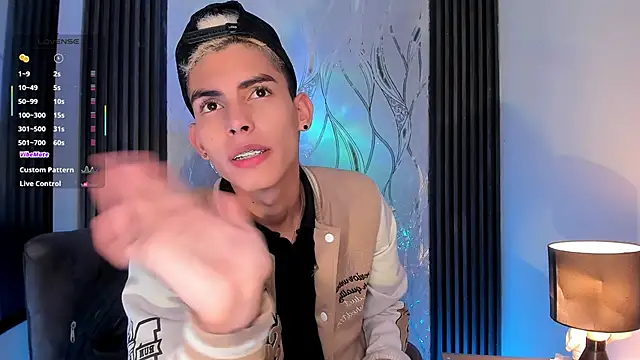 sky_jules Show in webcam