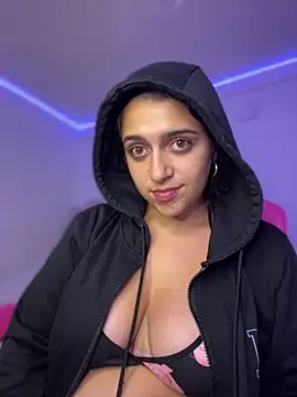 Alice777_ Adlı Modelin Canlı XXX Sohbeti