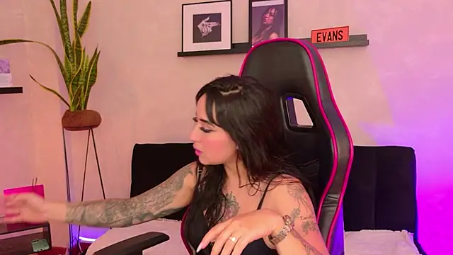 EmmyEvans1's Live XXX Chat