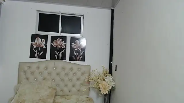 pinky_f00x's Live XXX Chat