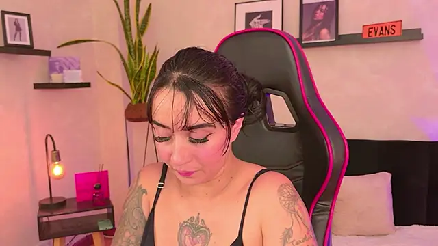 EmmyEvans1 Live XXX-chat