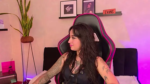 EmmyEvans1's Live XXX Chat