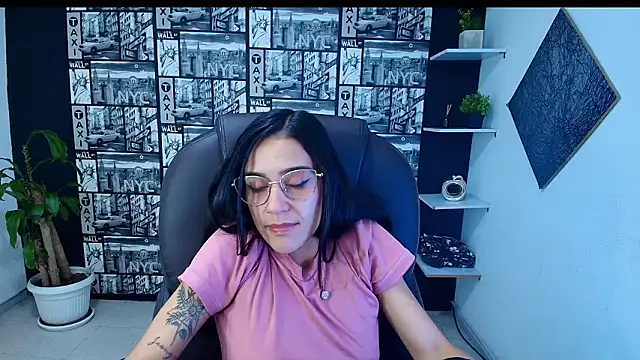 Chatroom XXX en direct de DanielaMonroe