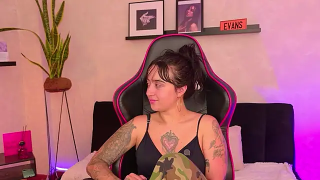 Chat +18 de EmmyEvans1 ao vivo