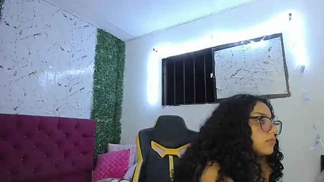 emily_stars1's Live XXX Chat