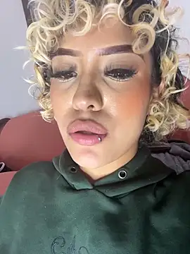 XXX chat uživo modela MystiqueXXX