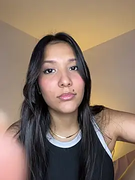 IsabellaJoness_ Adlı Modelin Canlı XXX Sohbeti