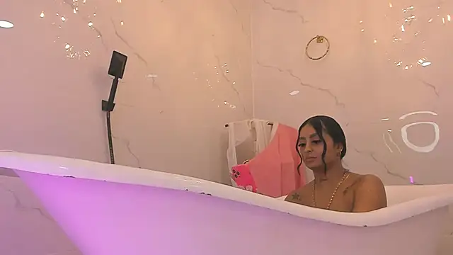 amber__ferrera Adlı Modelin Canlı XXX Sohbeti