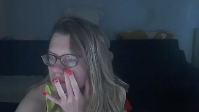 night_is_dark élő XXX-chatje