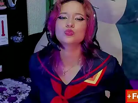 Emilythemachine élő XXX-chatje