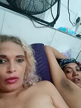 2Juicy_pussy's Live XXX Chat