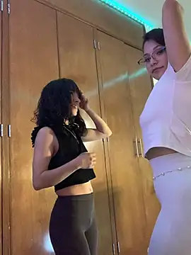 3littleschoolteensのライブXXXチャット